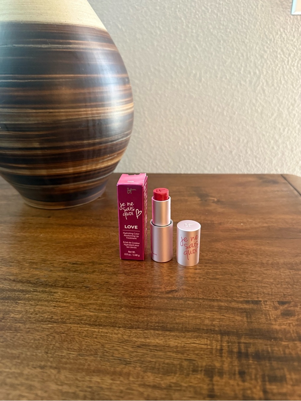 it cosmetics Je Ne Sais Quoi Love Hydrating Lipstick - Red